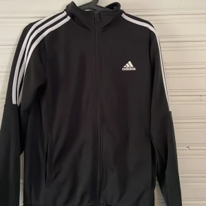 Adidas jacka  - Superfin tröja, säljer dock för den inte kommer till användning längre. Hör av dig om du har frågor eller vill ha fler bilder🫶