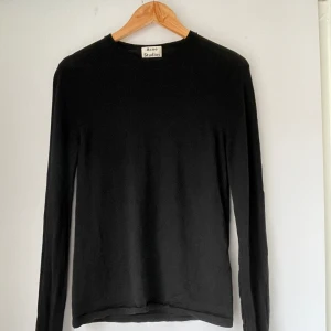 Acne studios Tröja - Tja, Säljer denna Acne studios Tröja 👕. En sweatshirt med tunnare material som är perfekt till våren. Använd ett fåtal gånger därav priset. Stl S, jag är 175 och 65 kg och den passar mig. Kom gärna privat för fler frågor eller bilder 🤝