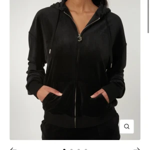 Juicy Couture  - Jättefin tröja från Juicy Couture, säljer då den inte kommer till användning längre. Jättefint skick🤍