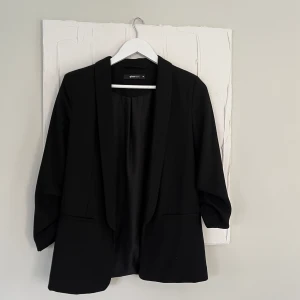 Svart kavaj - Fin kavaj med uppkavlade ärmar. Bra material som inte blir skrynkligt. Älskar den, men har tyvärr blivit för liten för mig. Skicket är som nytt 🌺