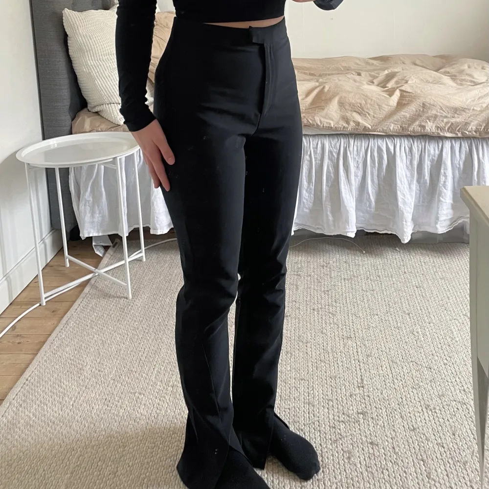 Snygga och enkla svarta kostymbyxor från NA-KD. Supersköna kostymbyxor som passar perfekt till alla tillfällen! 🌟. Jeans & Byxor.