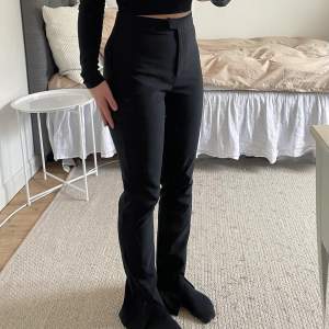 Snygga och enkla svarta kostymbyxor från NA-KD. Supersköna kostymbyxor som passar perfekt till alla tillfällen! 🌟