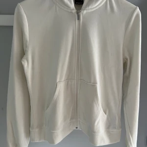 Söt kofta i velour  - Vit kofta i velour från Gina Tricot. Passar till allt!