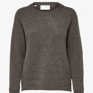 Stickad tröja  - Säljer denna sjukt snygga tröja från selected femme som är brun/ grå.Den är endast använd 1 gång, säljer pga att den är för liten för mig. Köpt för 659kr