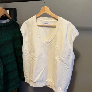 Palmes väst - Använd vid ett tillfälle och är i nära nyskick. Dock finns två mindre fläckar på ryggen som med säkerhet försvinner i tvätten!