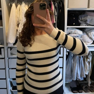 Långärmad tröja zara - Randig stickad tröja från zara. Ett ribbsticat material som känns tjockare. Fint skick och ser oanvänd ut. Strl. M, men liten i storleken så skulle säga S.