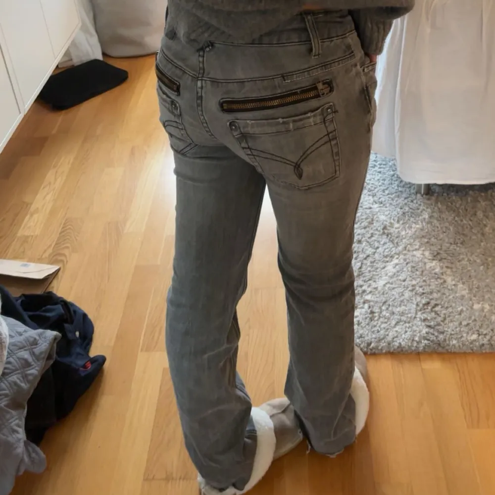 Super snygga lågmidjade jeans som jag köpt här på plick. Har en liten defekt som jag kan skicka bild på💕midjemått 36 och innebenslängd 76. Jeans & Byxor.