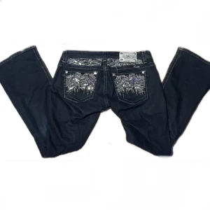 Lågmidjade bootcut MISS ME JEANS  - så fina Miss Me Jeans i storlek 32 passar till 30-31) innerbenslängd 75cm midjemått 40 Fråga om mer info🩷