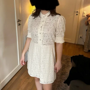 Fin vit sommar/student klänning  - Jättefin sommar känning i väldigt bra skick.  Klänning passar jättefint till studenten men också till en middag med vänner.