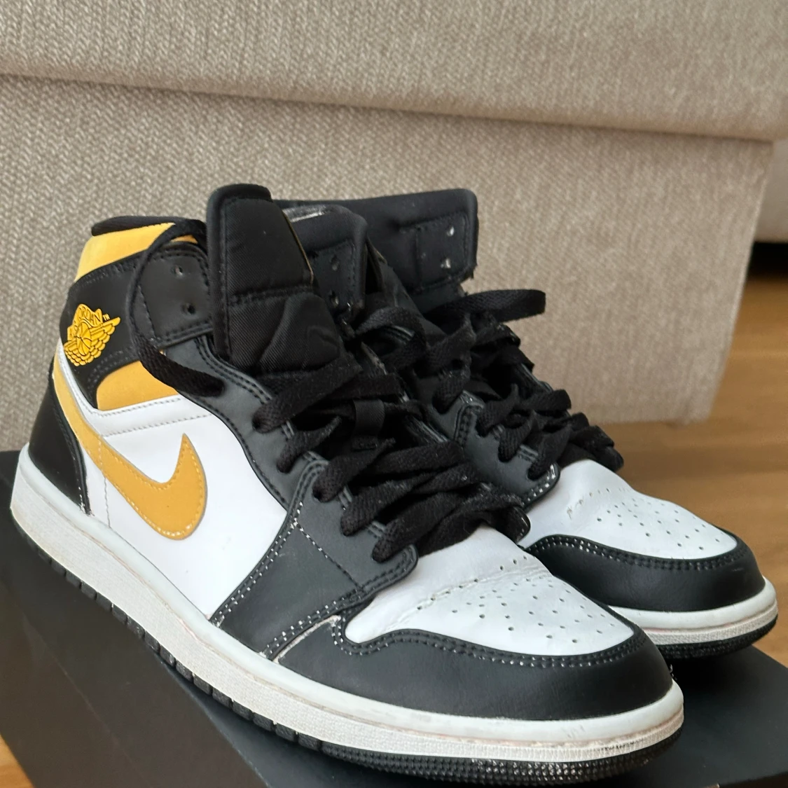 Nike Air Jordan 1 Mid Pollen - 92