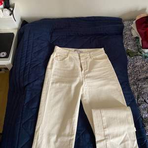 Vita jeans med hög midja från Zara i storlek 36. Köpta ganska nyligen och är i bra skick men använd tyvärr inte så mycket. 