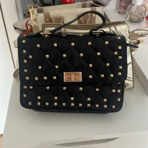 väska med nitar  - jättesöt väska med nitar, fint skick! finns i täby. pris kan diskuteras.