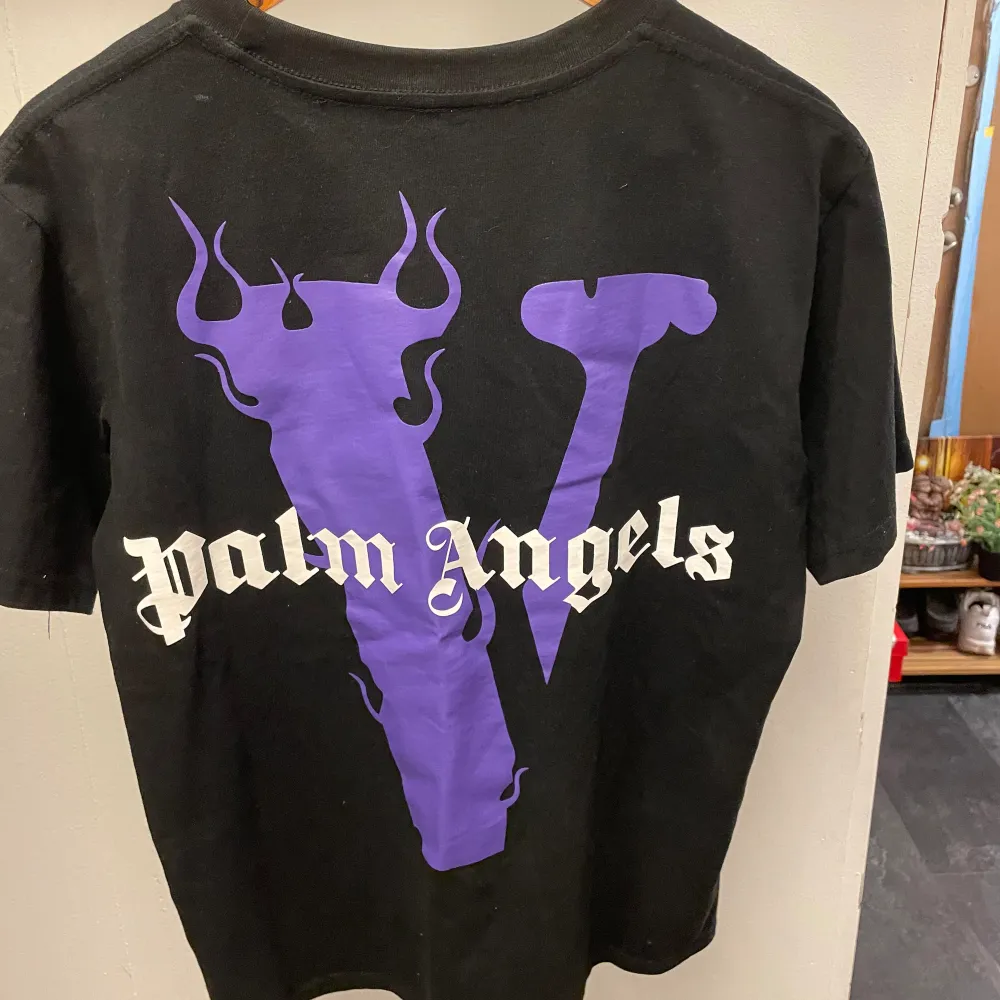 Vlone t-shirt samarbete med Palm angels. Helt ny. Pris kan diskuteras. Kom privat om du har frågor.. T-shirts.
