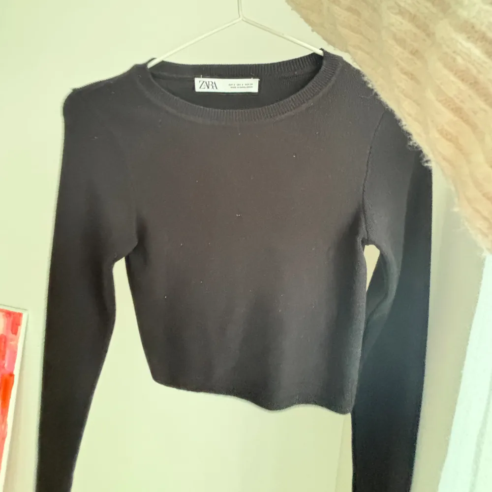 Sjukt snygg typ tjockare bomull svart tröja från Zara!❣️Croppad typ💞 Knappt använd och bra skick💕💕. Tröjor & Koftor.