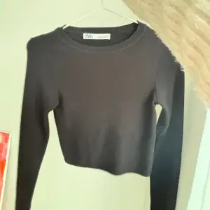 Sjukt snygg typ tjockare bomull svart tröja från Zara!❣️Croppad typ💞 Knappt använd och bra skick💕💕