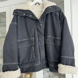Fodrad denimjacka - Fodrad denimjacka från & other stories. Oversized. Storlek 36. I toppen skick! Köpt för runt 1300kr.