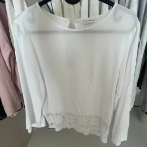 Blus/tröja - Jättefin blus/tröja. Säljer då dne inte längre används. 