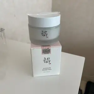 Säljer min Beauty of Joseon Dynasty cream pga att den inte används längre. Använd några få ggr men fortfarande full som man kan se på bild två. Köpte för 359kr säljer för 200kr. Går ej ner i pris. Köparen står för frakten. 