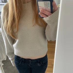 Stickad tröja  - Kortare ljusbeige stickad tröja från &otherstories, endast använd fåtal gånger