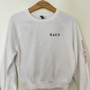 Sweatshirt från H&M med tryck, storlek S kan även passa XS. 