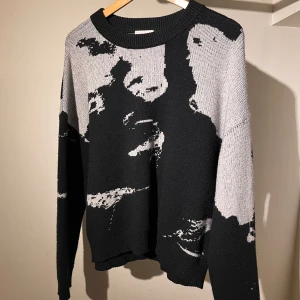 Stickad tröja - Stickad crewneck från Runge, storlek S och i perfekt skick. Nypris 1700 endast gjord i 100 exemplar.