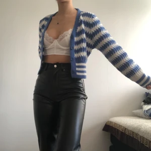 Stickad kofta - Superfin stickad kofta som passar såväl slmmar som vinter! Sparsamt använd🥰