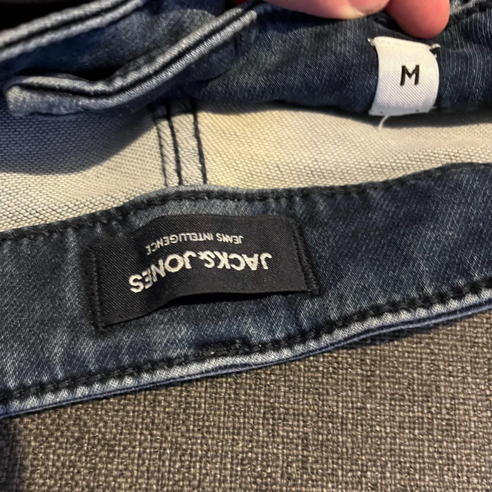 Jag säljer att par blåa jeans shorts som är lite töjbara, svala, och framför allt sköna använda ungefär 5 gånger. Ser sprillans nya ut. Shorts.