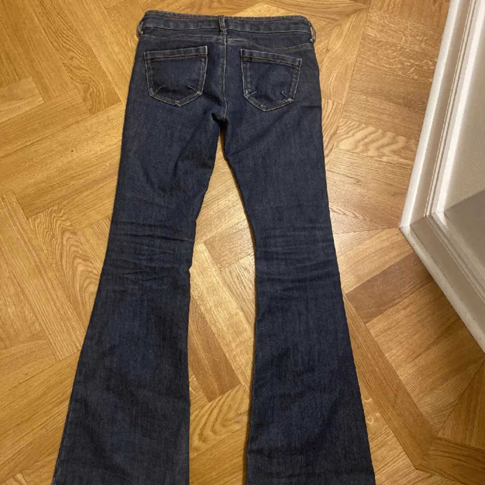 Säljer mina absoluta favoritjeans som är ifrån en kollektion Kate Moss gjorde med Topshop på 2000-talet. Svåra att få tag på!De är low Rise/low waisted och bootcut. Så snygg passform! Storleken är 26 men de är ganska små i storleken så passar från 23. Jeans & Byxor.