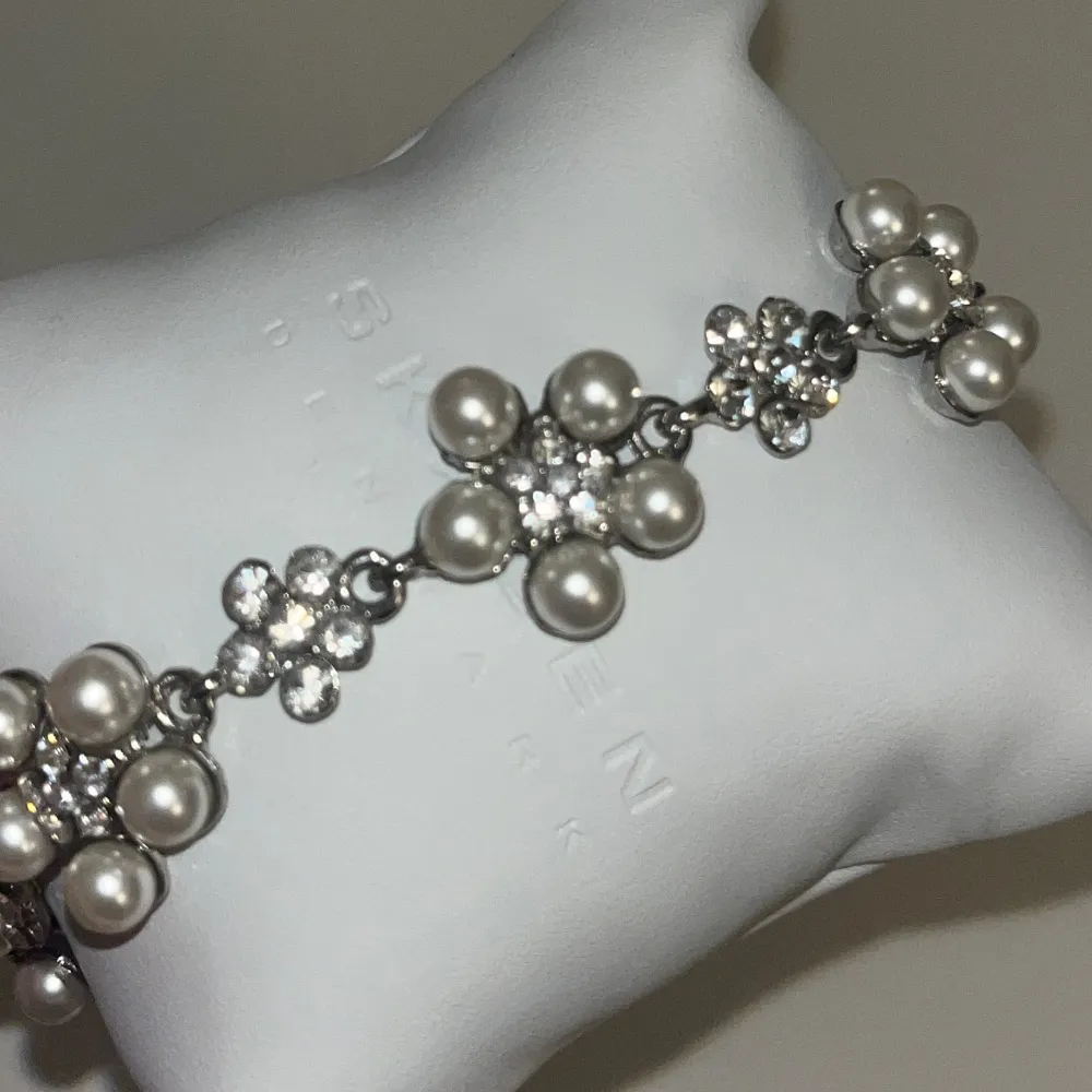 Så gulligt silver armband med blommor och pärlor.  Det är helt nytt och oanvänt! Säljer då jag inte har på mig silver. 💞😌. Accessoarer.