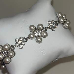 Så gulligt silver armband med blommor och pärlor.  Det är helt nytt och oanvänt! Säljer då jag inte har på mig silver. 💞😌