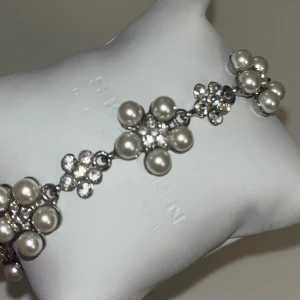 Silver armband - Så gulligt silver armband med blommor och pärlor.  Det är helt nytt och oanvänt! Säljer då jag inte har på mig silver. 💞😌