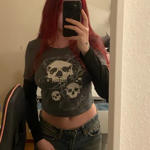 Topp - Långärmad croppad topp. Med dödskalle tryck. Storlek S