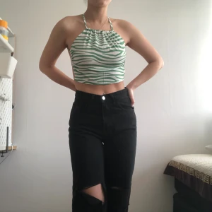 Croptop - Supersnygg croptop med knytning baktill! 