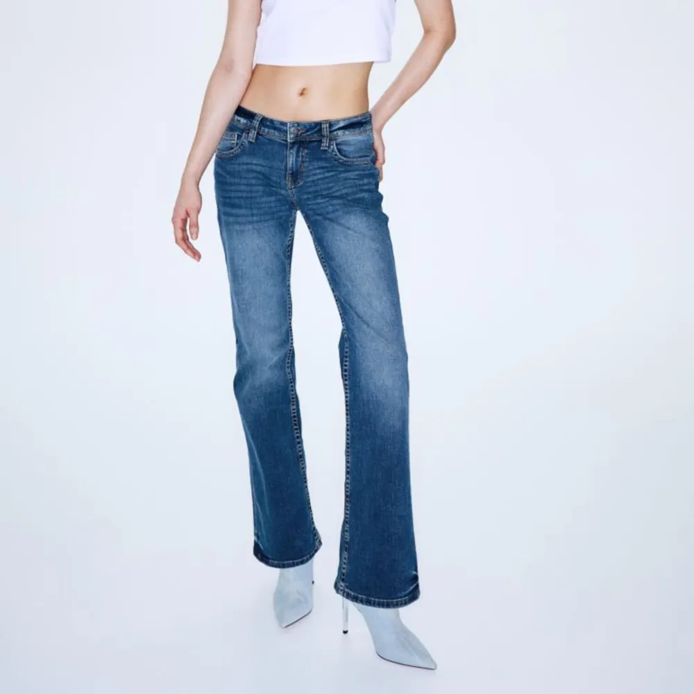 Säljer dessa lågmidjade jeans me fickor ifrån H&M helt slutsålda i den storleken,kommer inte till användning. Helt nya utan lapp. Nypris 250. Jeans & Byxor.