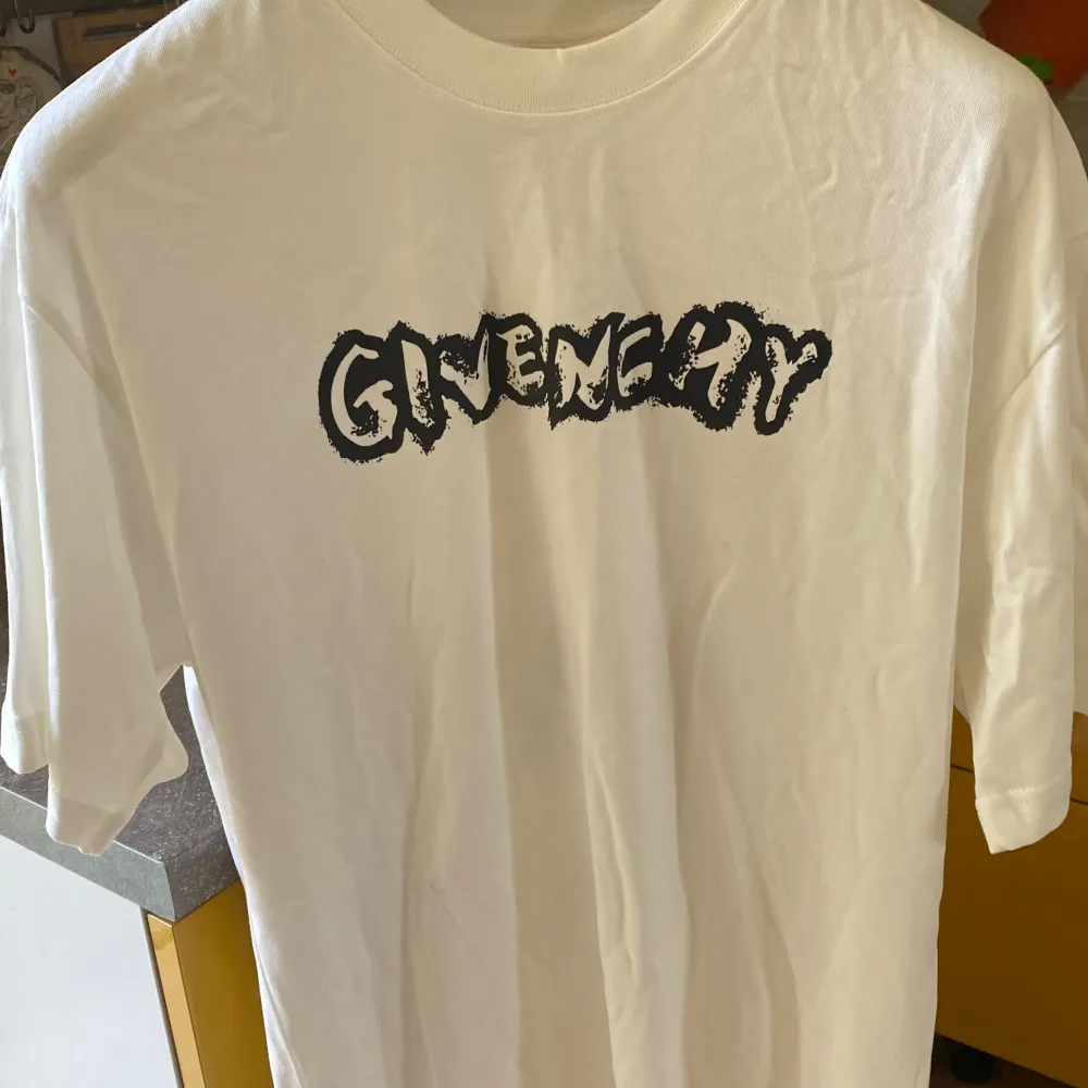 Perfect and new Givenchy t shirt size L white colore . T-shirts.