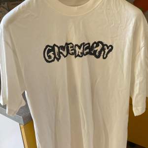 Perfect and new Givenchy t shirt size L white colore 