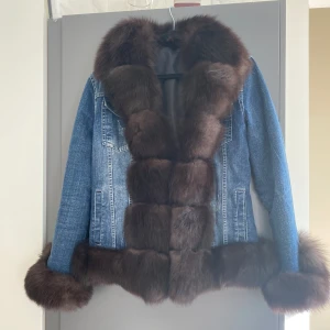 Pälsjacka / Jeansjacka - Säljer denna jacka i päls och jeans blandning. Säljer då det är minkpäls och jag inte bär äkta djurpäls. Pälsen är avtagbar. Köpt för 5 år sedan för 12 000kr. Pris kan diskuteras 💘