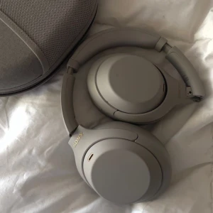 Sony hörlurar  - Sony xm4 hörlurar. Den är jätte bra och har jätte många bra funktioner. Jag ska sälja den för att den inte kommer till användning för mig längre. Har köpt det gör ett år sen i priset 3000kr och säljer för 2 300kr(priset kan sänkas om vi kmr  överens)