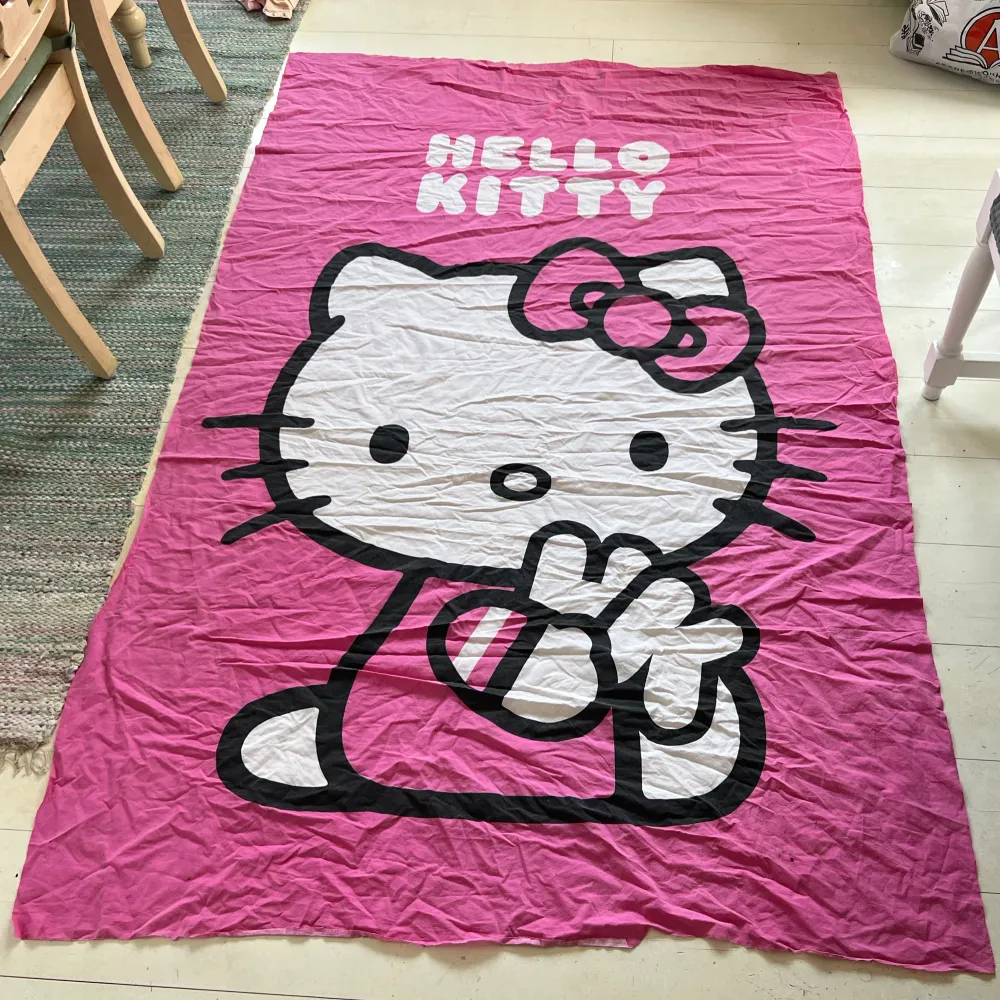 Säljer detta tapestry med hello kitty motiv, perfekt för att dekorera rummet!❤️ lika stort som ett sänglakan 💕. Klänningar.