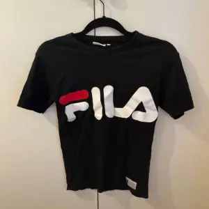 Storlek XS. Bra skick. Tshirt från Fila.