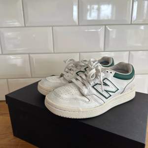 Säljer New Balance sneakers i modellen 480 i storlek 36,5! Men passar mig med 37. I fint skick, köpta i Paris och självklart äkta☘️🤍  Fråga för fler bilder pris förslag!