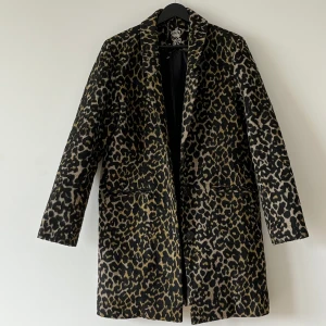 Leopard kappa - Lite tunnare kappa / längre jacka i leopardmönster Passar till vår och höst, och snällare vinter. Går nästan till knäna på mig som är 166