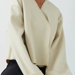 Tunn kappa/jacka/kofta - En tunn kappa/jacka/kofta från Gina Tricot 💓 Storlek M, använd 1 gång 💓 Så himla fin, slutsåld i xs,s & m 💓 Nypris 499kr, säljer här för 300kr 💓