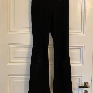 Bomulls leggings från H&M - Supersnygga och varma flare leggings från H&M💕 Dem är supervarma eftersom de har bomull på insidan💗Aldrig använt💞 nypris 149kr💓