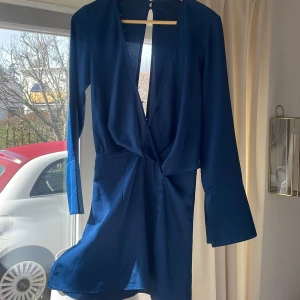 Klänning  - Klänning från asos. Använd en gång defekt på bild 2 