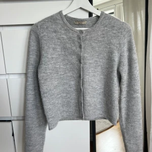 Stickad kofta - Jättefin kofta ifrån Gina tricot i bra skick 💕