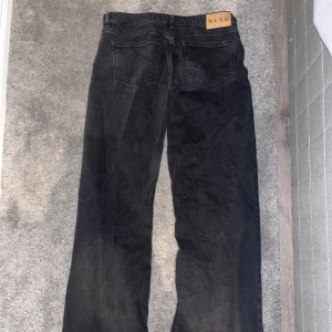 NA-KD lågmidjade jeans.  - Svart/Mörkgrå. Kostar 699kr i nyskick. Använd en gång, längden passar inte mina ben eftersom jag är ganska kort (162cm). Annars fint nyskick, jättesnygga och lågmidjade. Bekväma. 