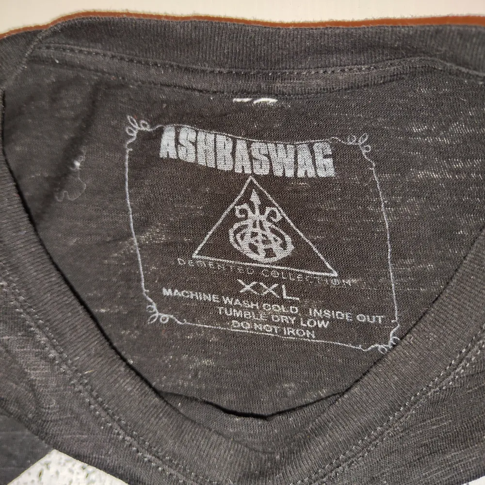 T-shirt från ASHBA Clothing /ASHBA Apparel som är gitarristen DJ Ashbas märke. Strl XXL.   I fint skick, inga hål eller fläckar, helt tryck.   Nypris mellan 40-50$. T-shirts.