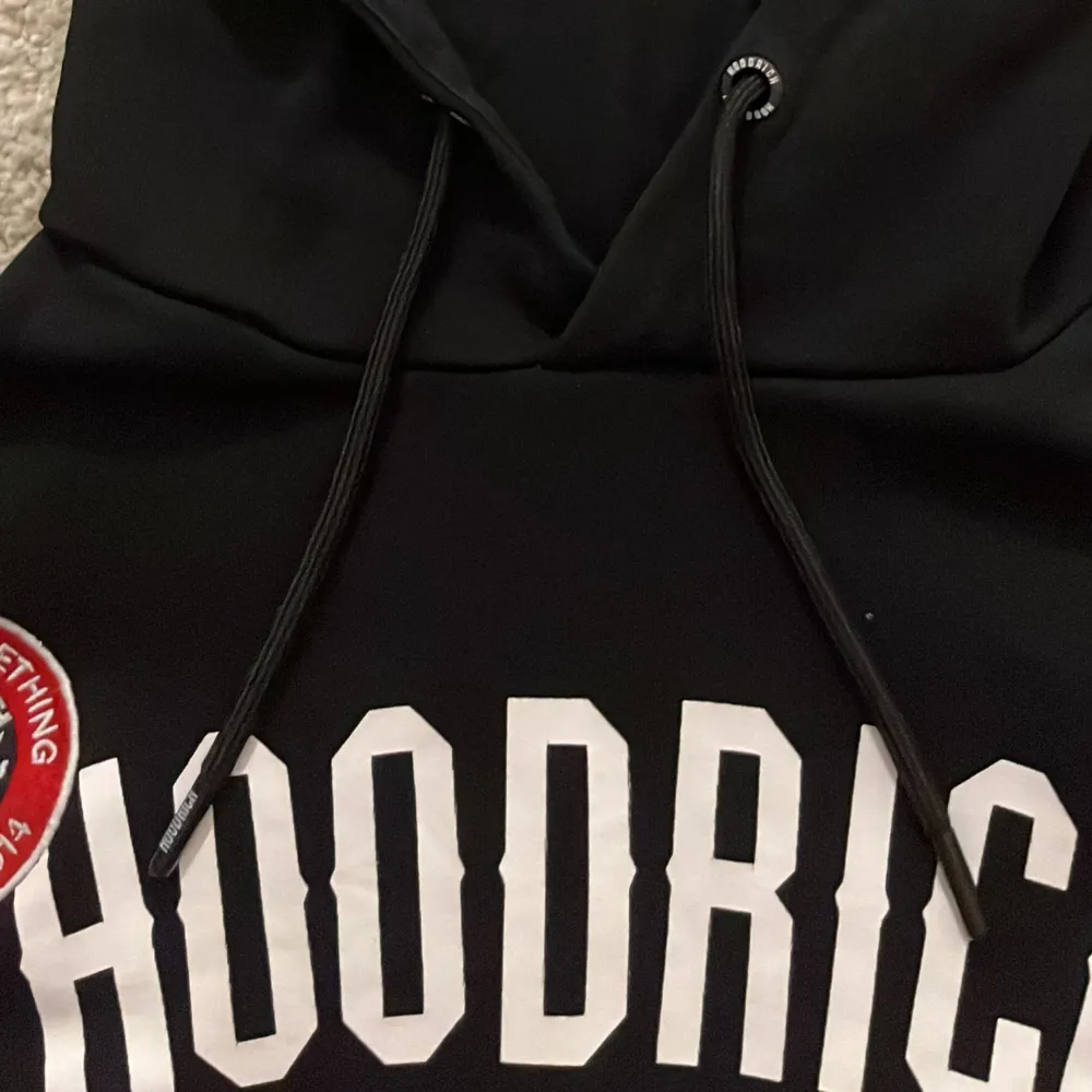 Säljer en hoodie i storlek XS från Hoodrich pga att den blivit för liten,bra skick och använd  cirka 5-7 gånger.. Hoodies.
