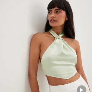 Topp med öppen rygg - Säljer min helt oanvända topp med knytning från NA-KD, endast testad men kommer tyvärr inte till användning☺️ 